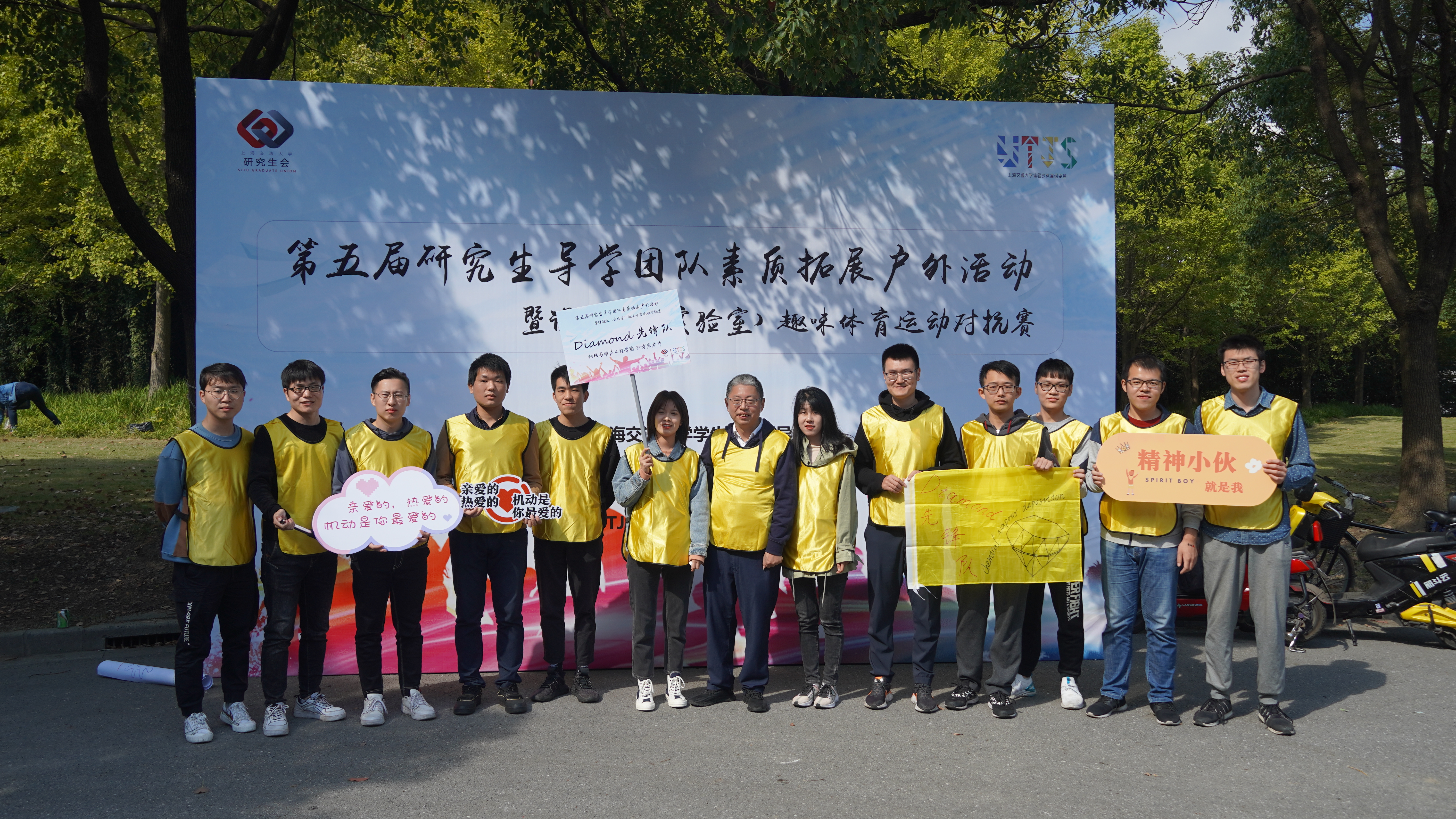 1744267447779674.jpg 35_其他照片_乔煜参加运动会.jpg