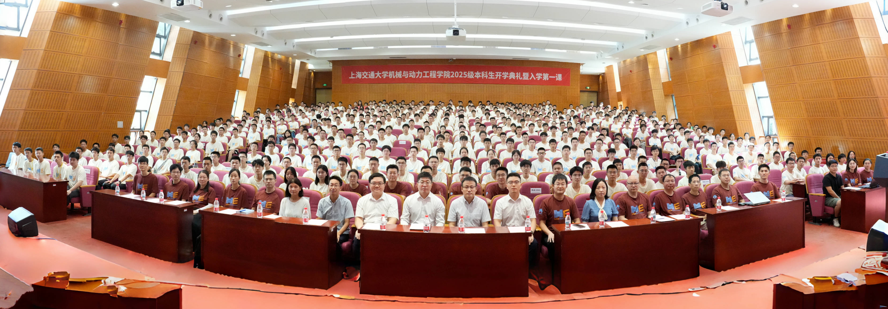 1756454609700826.png 开学典礼全景.png