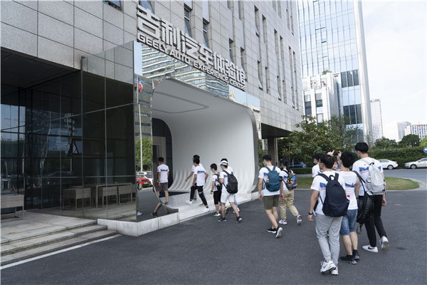 汽车体验馆参观2.jpg 汽车体验馆参观2.jpg
