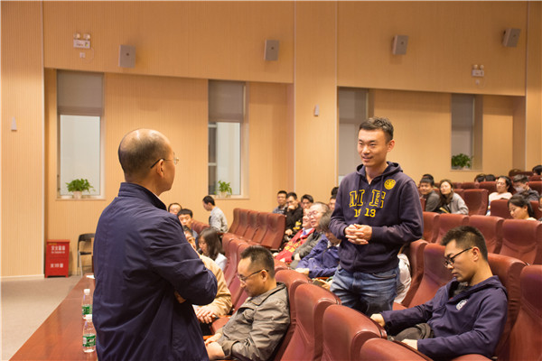 1605875456781837.jpg 图片5 林庆国主任和青年教师、研究生热烈交流.jpg