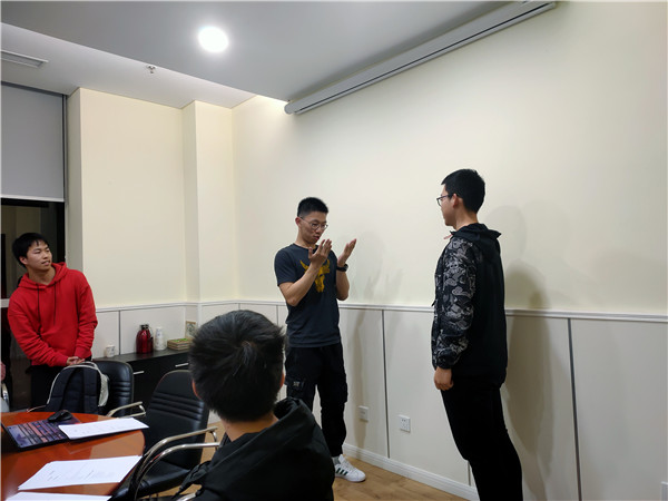 1619072719174513.jpg 2-同学们在体验肢体交流.jpg
