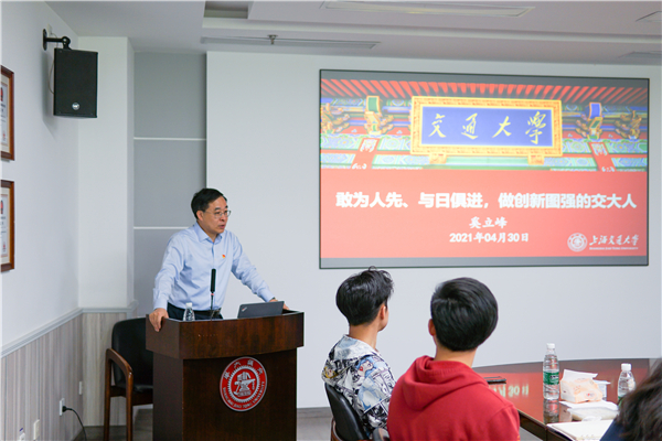 1619774438652003.jpg 奚校长讲课.jpg