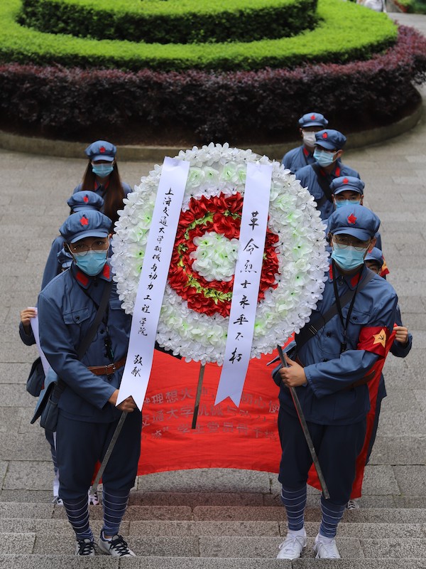 1628153095259530.jpg 图14 实践团向革命先烈敬献花圈.jpg
