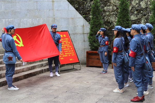 1628153125373340.jpg 图16 实践团重温入党誓词.jpg