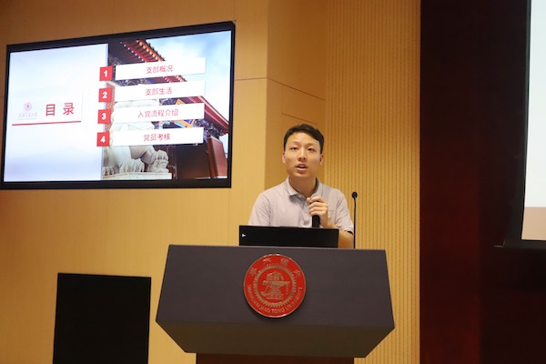 1634107812238691.jpg 图9 石大亮介绍支部情况.JPG