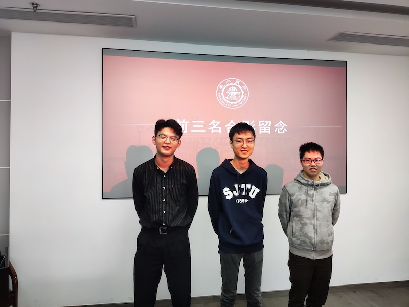 1634805546994012.jpg 图8 前三名合影留念.jpg