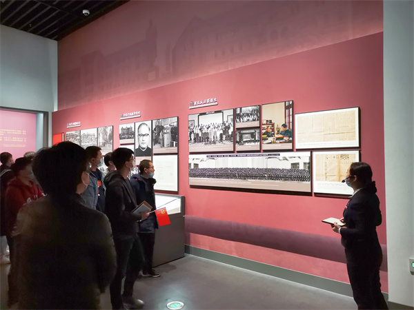 1637410504956252.jpg 2.2讲解员介绍交大办学史.jpg