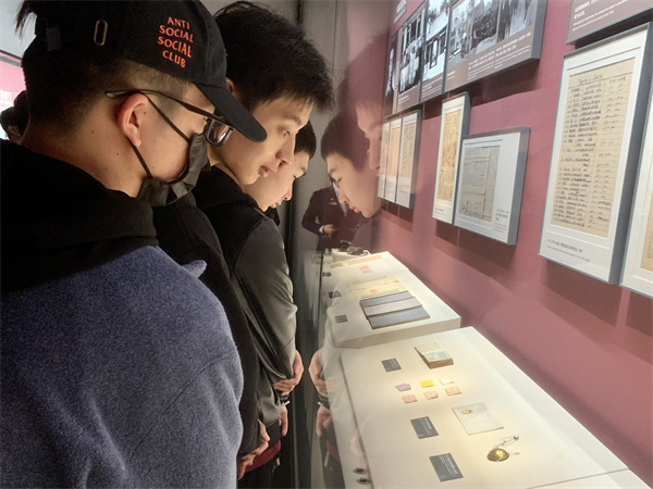 1637410527781350.jpg 3同学们驻足观看展品.jpg