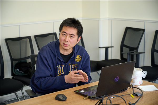 1640350721377841.jpg 图二:秦威在给同学们分享工业工程专业的相关知识.jpg