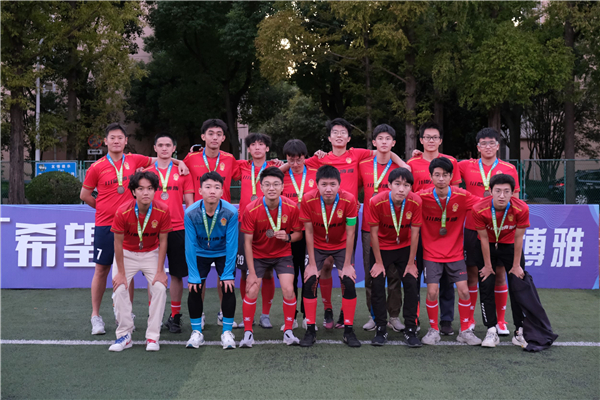 1666438098485041.jpg 图1:机动男足合照.jpg