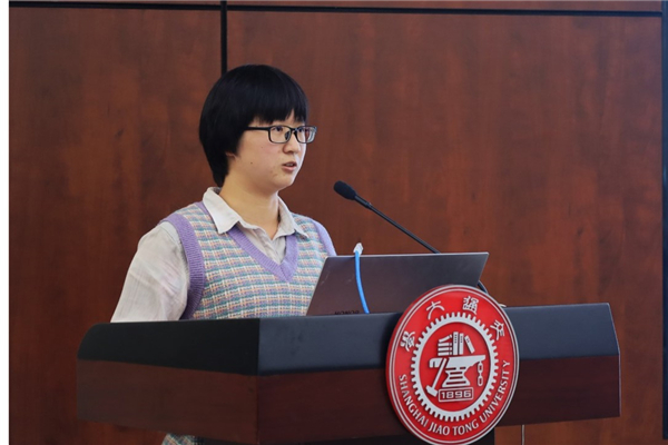 1667143053432623.jpg 图8 提案人胡霁璞发言.jpg