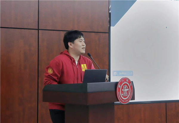 1669098697706124.jpg 图1 任子文老师主持活动.jpg