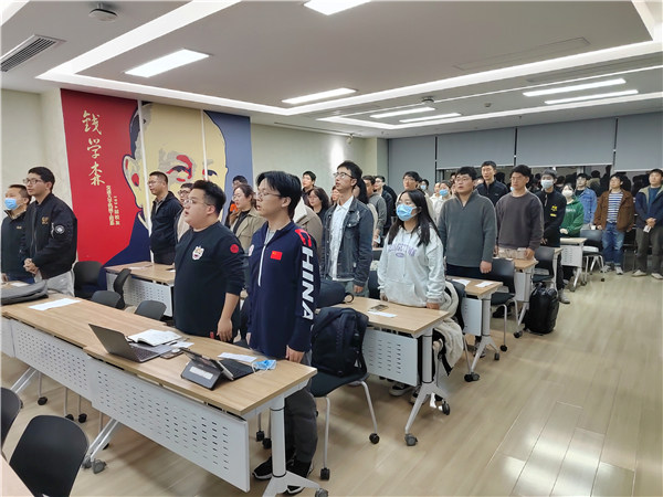1669708780519406.jpg 图1-全体起立奏唱国歌.jpg