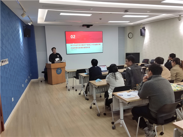 1669708797221347.jpg 图3-郁中昊同志带领大家学习.jpg