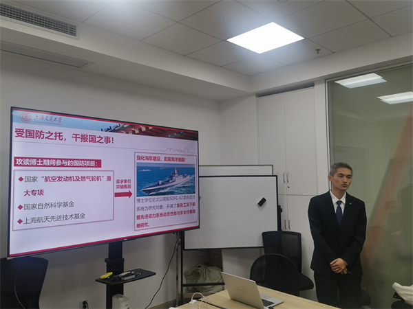 1678244682129459.jpg 图2+同学答辩现场.jpg