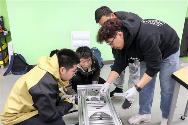 1680515304429907.jpg 图4:志愿者为同学们讲解结构知识.jpg