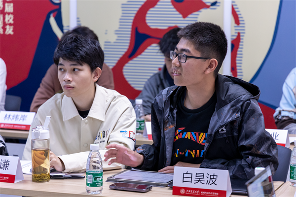 1681732091947861.png 图二+杜朝辉与同学们交流.png