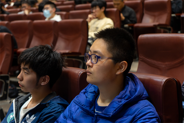 1683543773218673.jpg 图2:同学们认真听讲.jpg