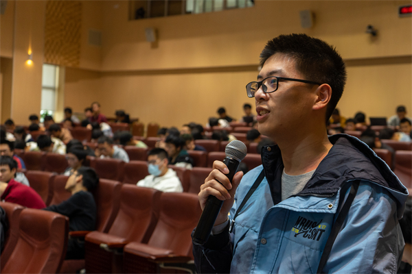 1683543783328039.jpg 图3:台下同学积极提问.jpg