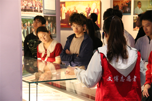 1683544232830973.jpg 07-杨嘉墀专题展讲解.jpg