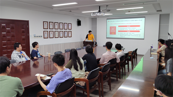 1685799916519571.jpg 图2-褚嘉燚带领大家学习.jpg