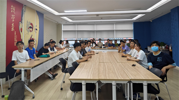 1688561781446221.jpg 图2-与会党员认真学习.jpg