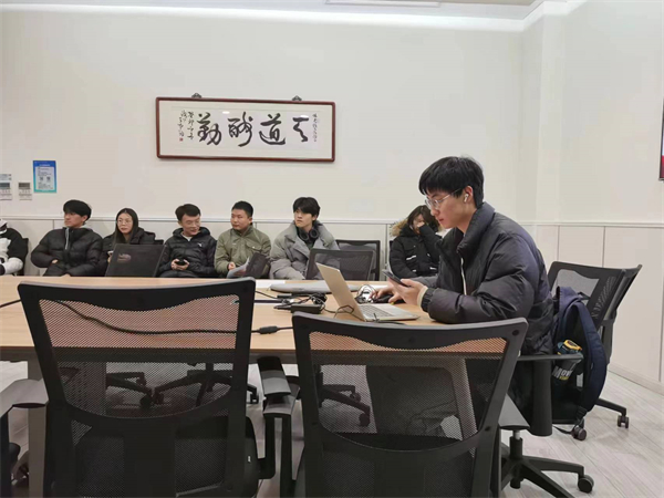 1703156594325121.jpg 图1 陆聪聪同志主持.jpg