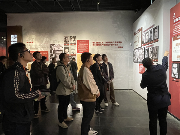 1713358556867254.jpg 图二 参观沙家浜革命历史纪念馆1.jpg
