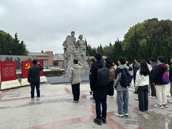 1713358567192644.jpg 图三 支部党员在革命纪念馆广场上重温入党誓词.jpg