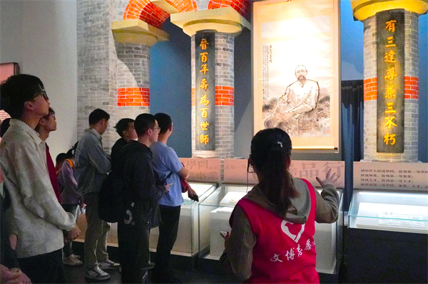 1713795277753819.jpg 图2 参观.jpg