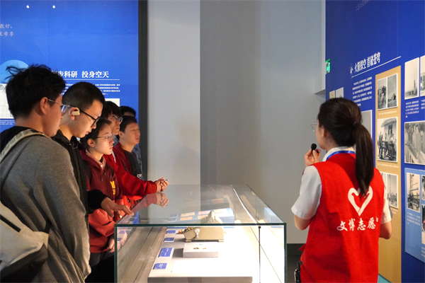 1713795301171033.jpg 图5 参观.jpg