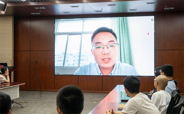 1718710416704071.png 图3-杨斌校友线上分享经历.png