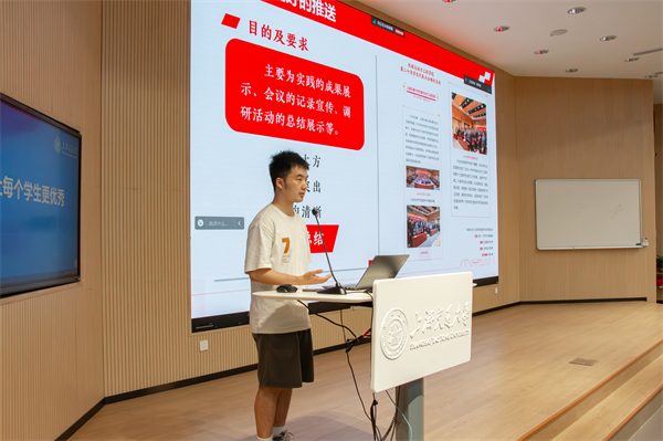 1719407905975817.jpg 图4 胡家伟进行推送制作培训.jpg