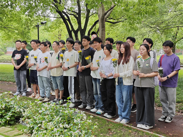 1719647035786645.jpg 图7 支部党员缅怀先烈.jpg