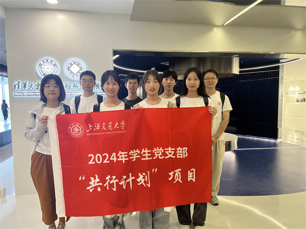 1720867949736082.jpg 图2 机器人所同学认真参观展厅.jpg