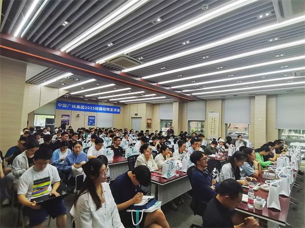 1727610381303245.jpg 图1 同学们聆听招聘宣讲.jpg