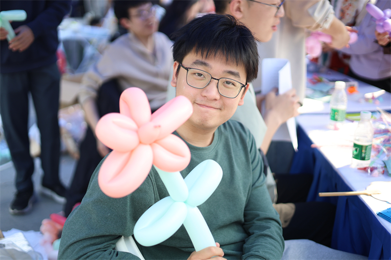 1744116175199996.jpg 图二秘书处成员教小朋友制作气球小狗.jpg