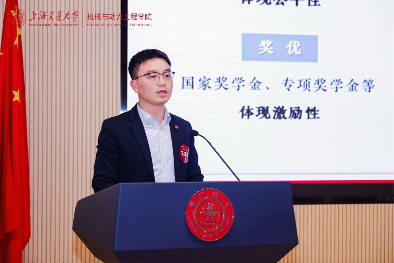 1744976614954858.jpg 图四 王国锋老师作报告_resized.jpg