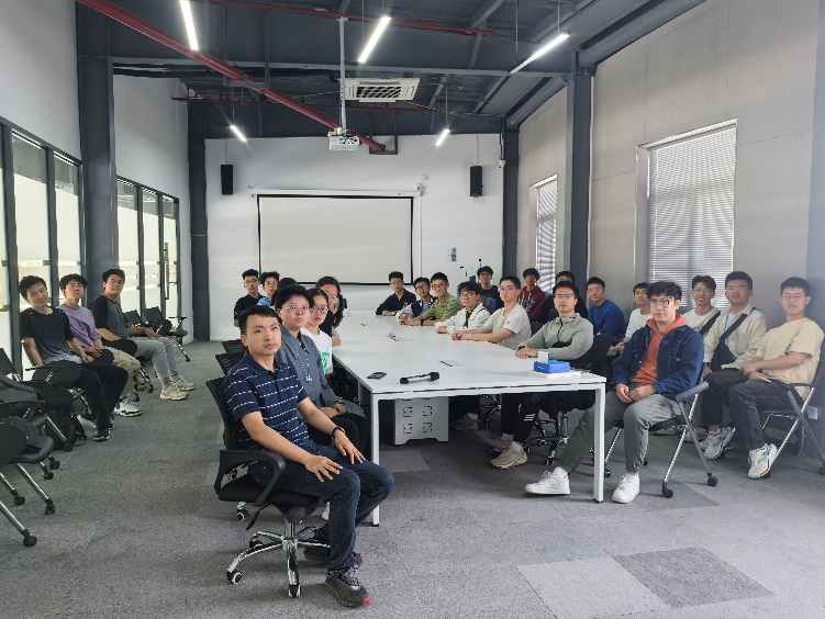1749690473196572.png 图4会议室中开展班会.png