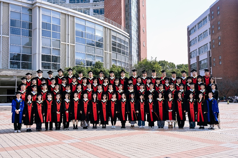 1775145198708081.jpg 图片5:各班级、各专业有序拍摄合影_resized.jpg