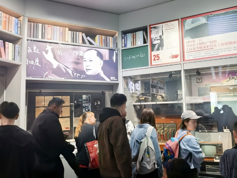 1776761683222633.png 图片2:上海科技馆内同学们认真参观、讨论_resized.png