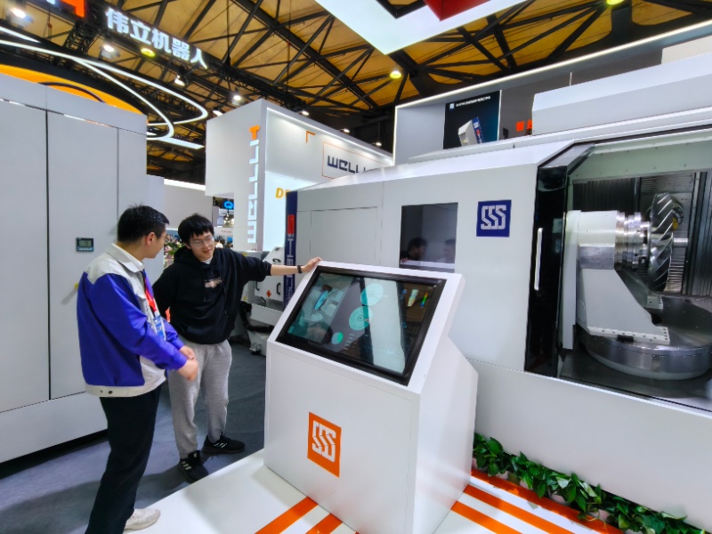 1777109184343091.jpg 图3-参观磨床超硬材料与特种加工装备专题展区_resized.jpg
