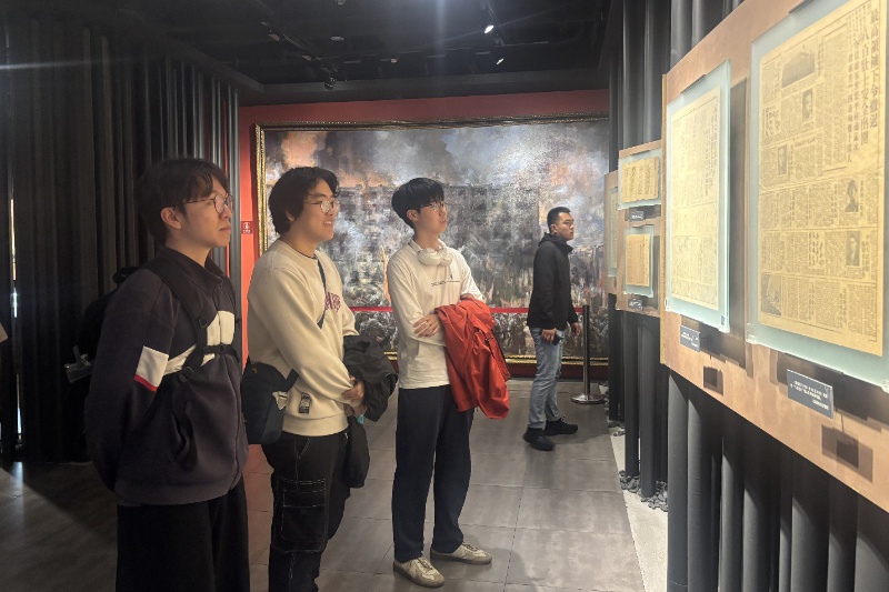 1777985808463896.jpg 图二:支部成员认真参观展厅_resized.jpg