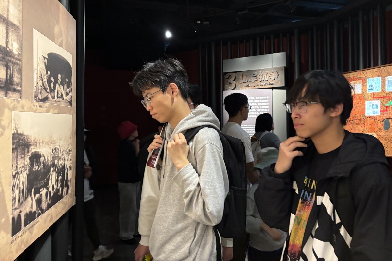 1777985836840848.jpg 图三:支部成员认真参观展厅_resized.jpg