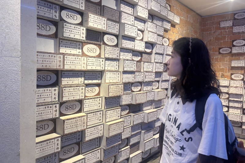 1777985846256786.jpg 图四:支部成员注视展馆纪念墙_resized.jpg