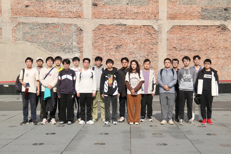 1777985853689008.jpg 图一:支部成员在纪念馆广场合影_resized.jpg