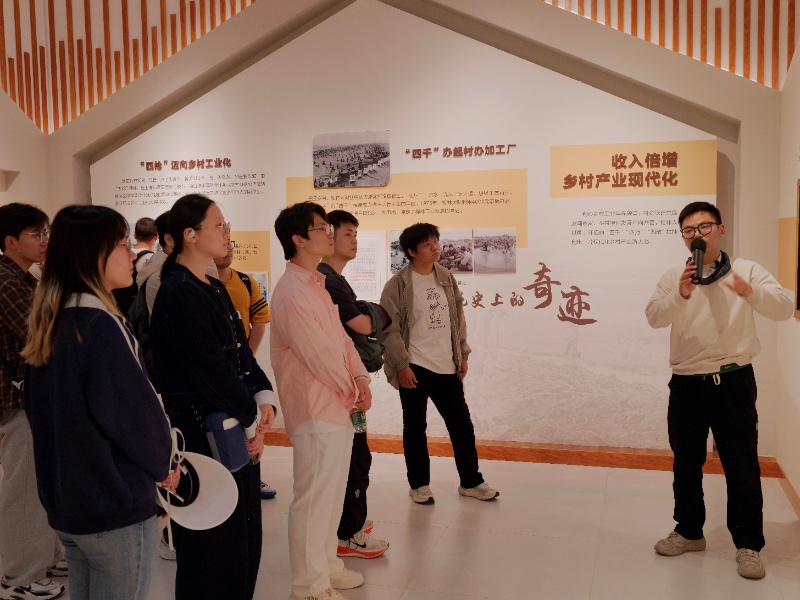 图2参观梅林村展馆_resized.jpg