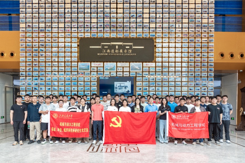 图1 参观合影_resized.jpg