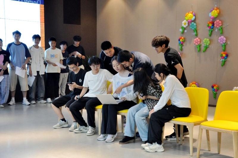 图二 同学节目表演_resized.jpg