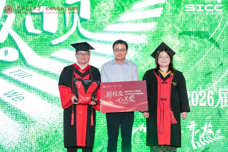 1782297963572001.jpg 图3 胡永祥代表学院向毕业生赠礼_resized.jpg